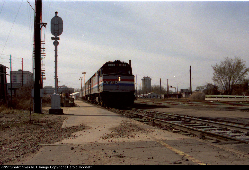 AMTK 388 leads a passenger train into Seaboard Station